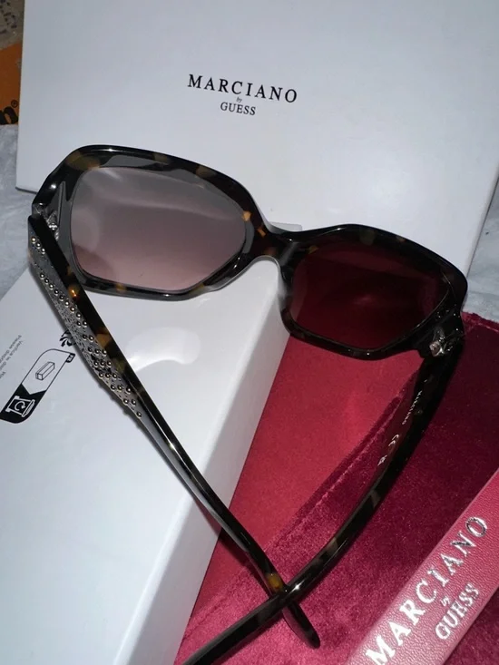 Marciano by GUESS Velvet Jewelry Box - Deep Berry sunglasses 🕶️ - Picture 9 of 16